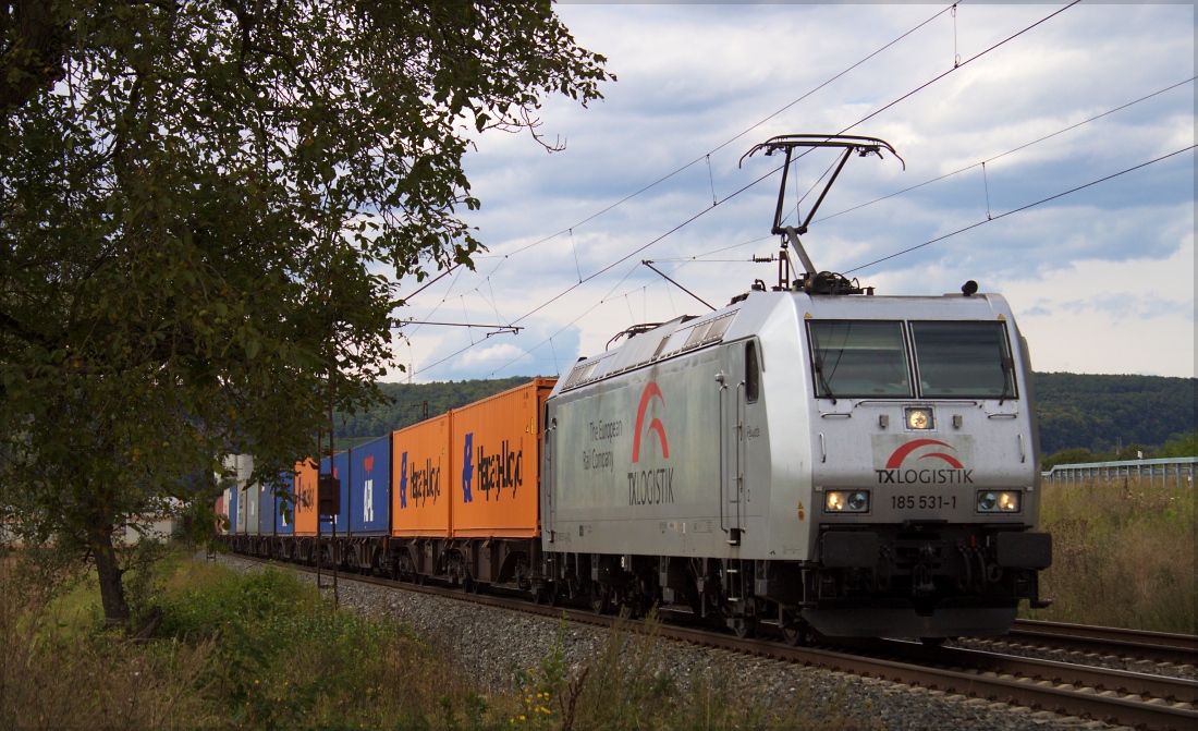 185 531 von TXL mit Containerzug in Richtung Süden am 22.08.14 in Karlstadt (Main)