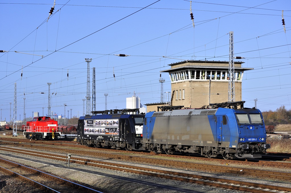 185 535 und 189 150 stehen am 28.01.2016 in Rostock-Seehafen.