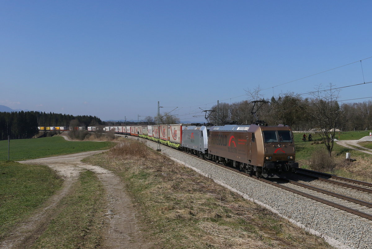 185 538  Pure Gold  und 185 418 auf dem Weg nach Salzburg. Aufgenommen am 18. Mrz 2020 bei Grabensttt im Chiemgau.