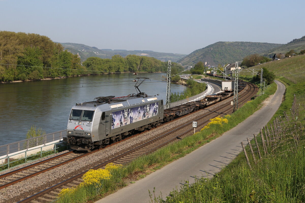 185 540  EC Kassel Huskies  mit einem schwach beladenem  KLV  aus Koblenz kommend am 2. Mai 2022 im  Bchergrund  bei Lorch.