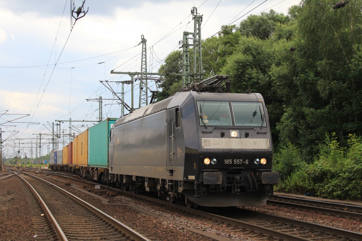 185 557-6 kam diesmal aus der anderen Richtung in den Bahnhof von Harburg.