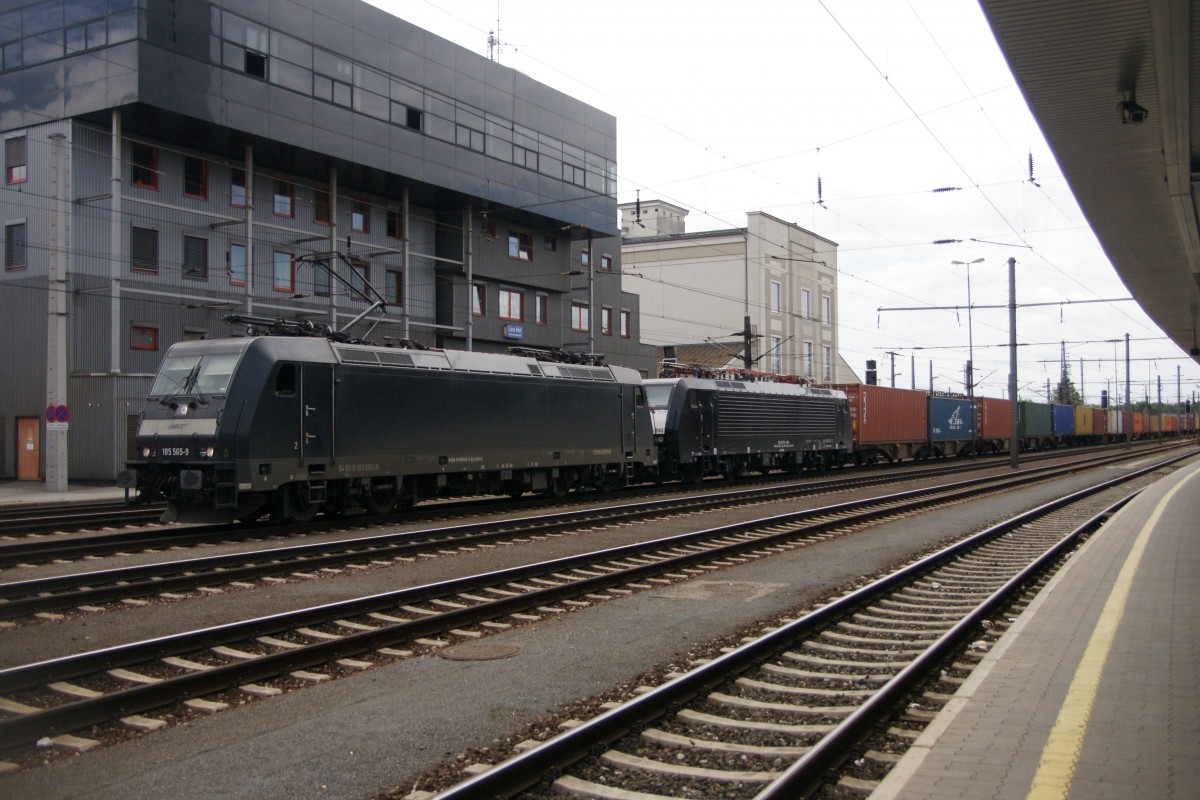 185 565-9 und 189 840-2 am 20. Juni 2011 im Bahnhof von Linz.