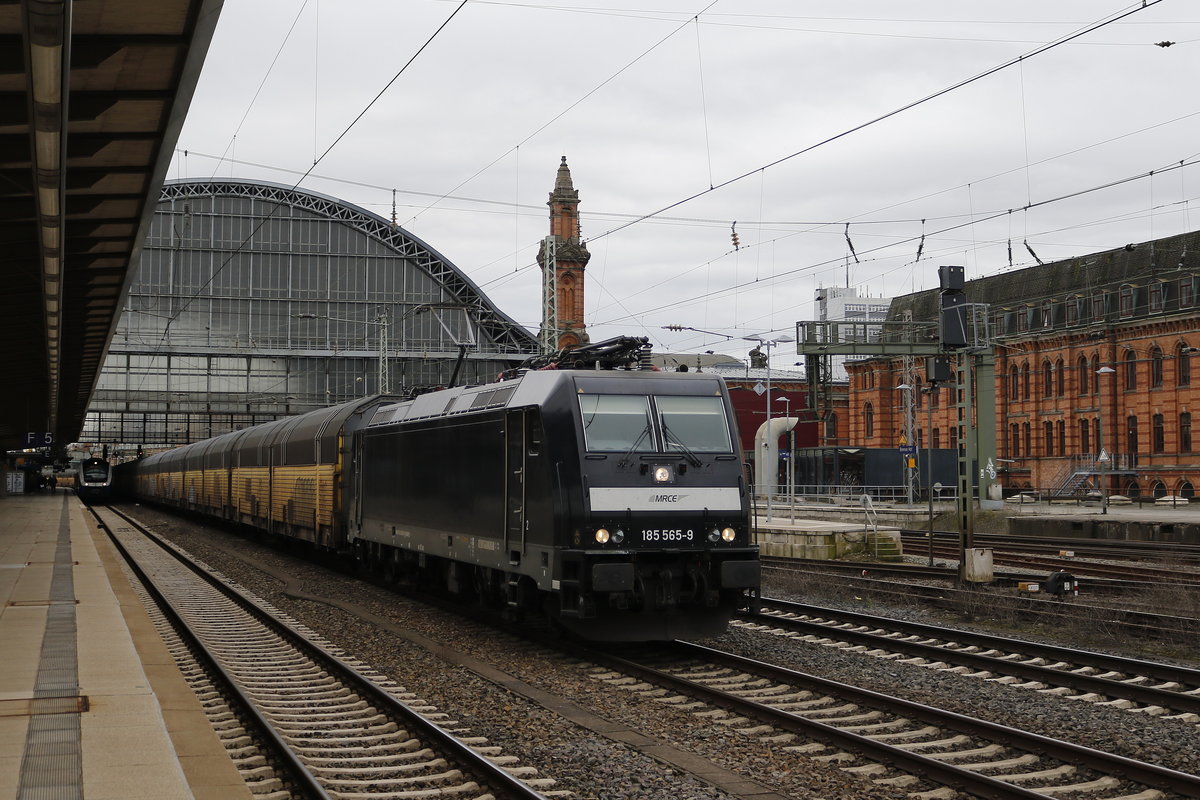 185 565 von  MRCE  mit einem Autozug am 27. Mrz 2019 im Bremer Hauptbahnhof.