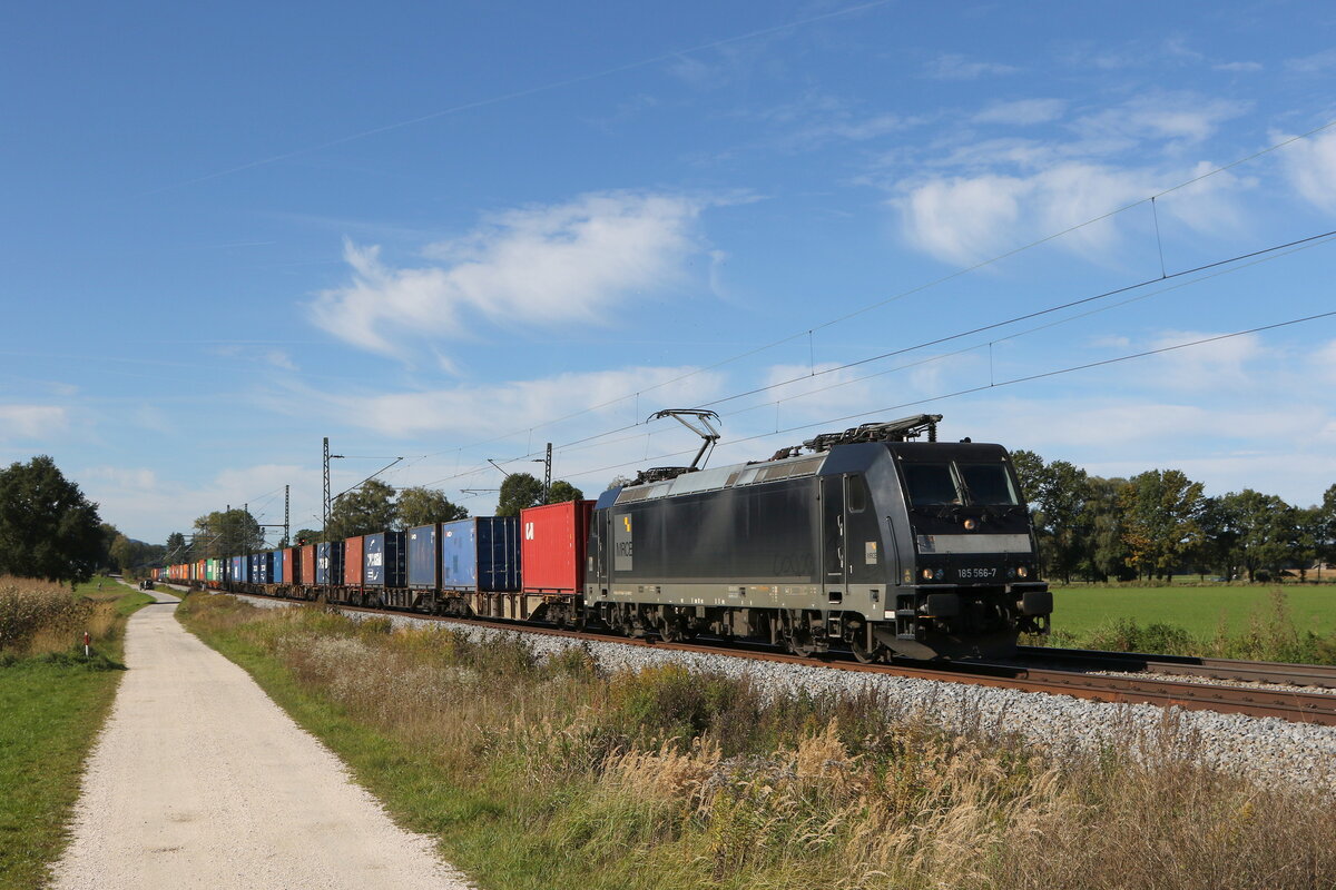 185 566 mit einem Containerzug aus Mnchen kommend am 15. Oktober 2021 bei bersee am Chiemsee.