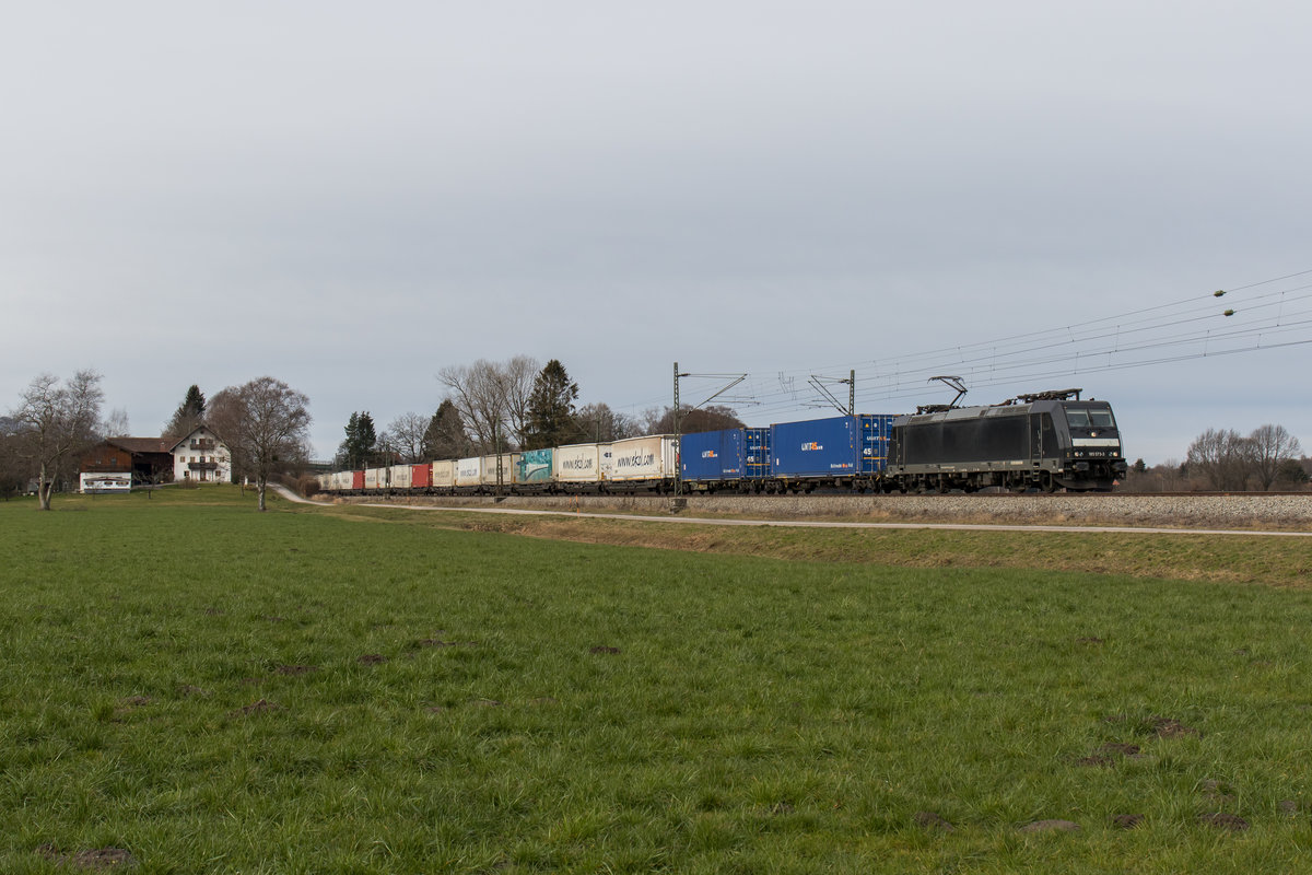 185 573-3 war am 20. Februar 2016 mit dem  Ekol -Zug in Richtung Salzburg unterwegs. Aufgenommen bei bersee am Chiemsee.