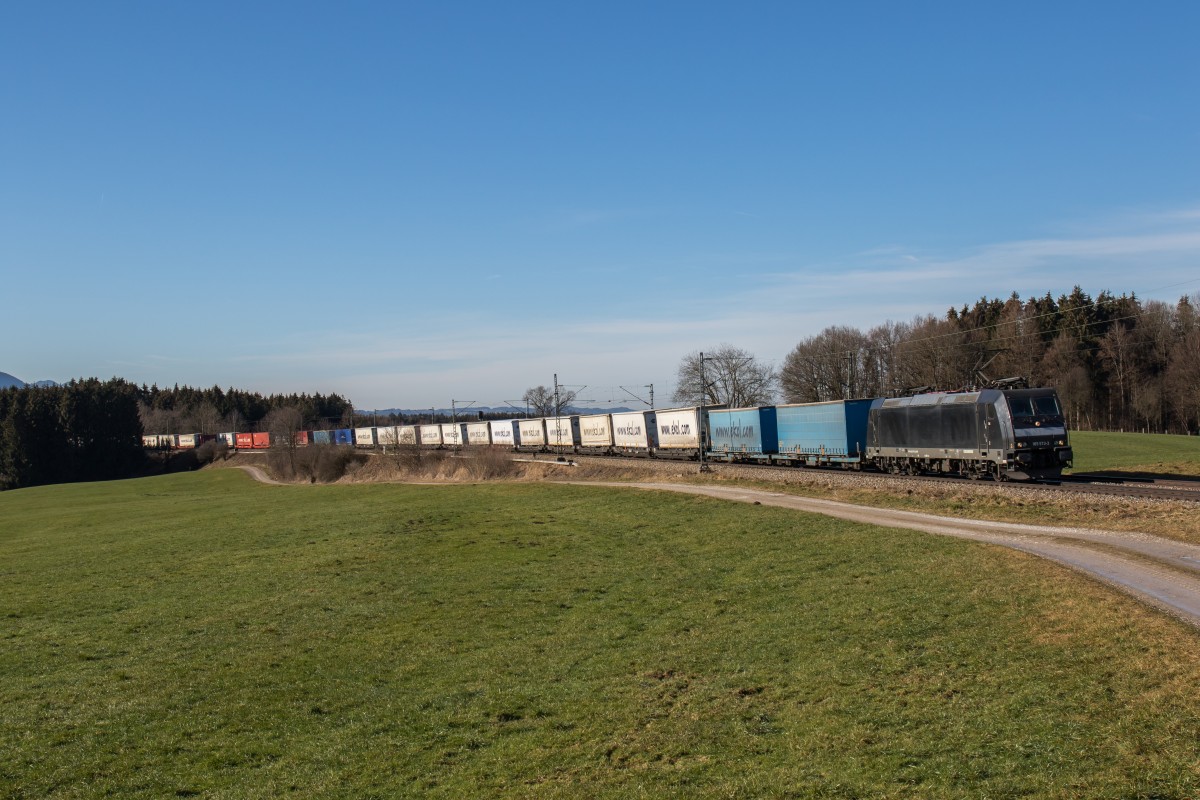 185 573-3 war mit dem  Ekol-Zug  am 30. Januar 2016 bei Htt in Richtung Salzburg unterwegs.