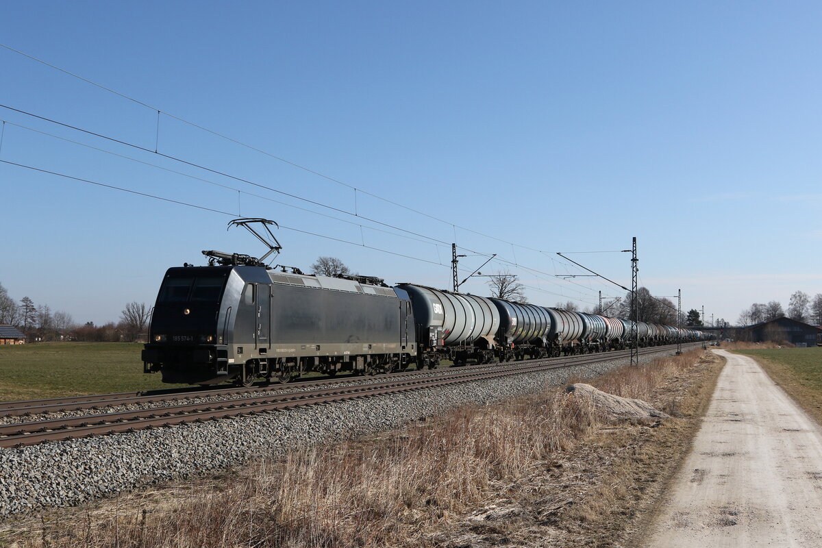 185 574 mit einem Kesselwagenzug aus Salzburg kommend am 28. Februar 2022 bei bersee.