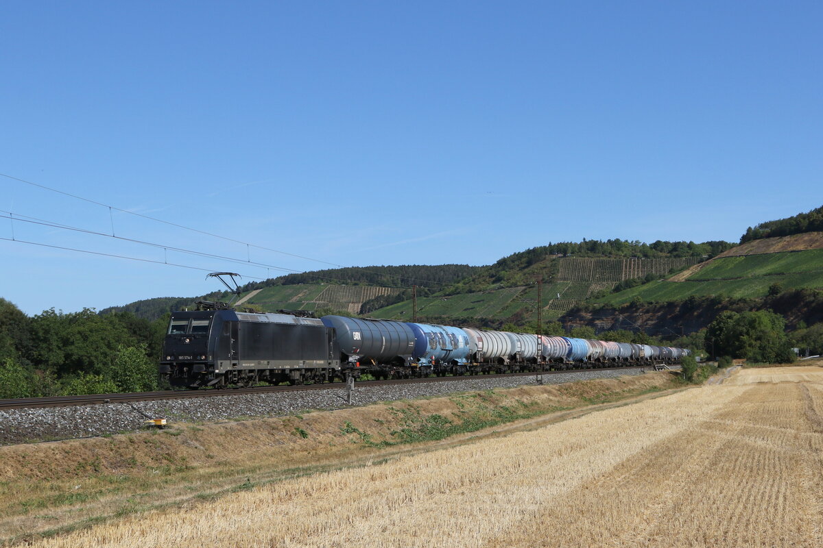 185 574 war mit einem Kesselwagenzug am 7. August 2022 bei Himmelstadt am Main in Richtung Wrzburg unterwegs.