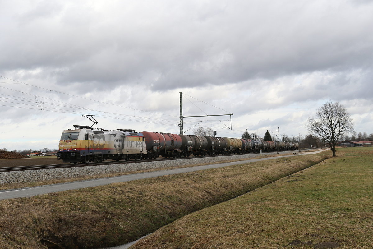 185 589  500 Jahre Luther  von  Rhein Cargo  mit einem Kesselwagenzug aus Salzburg kommend am 11. Februar 2020 bei bersee am Chiemsee.