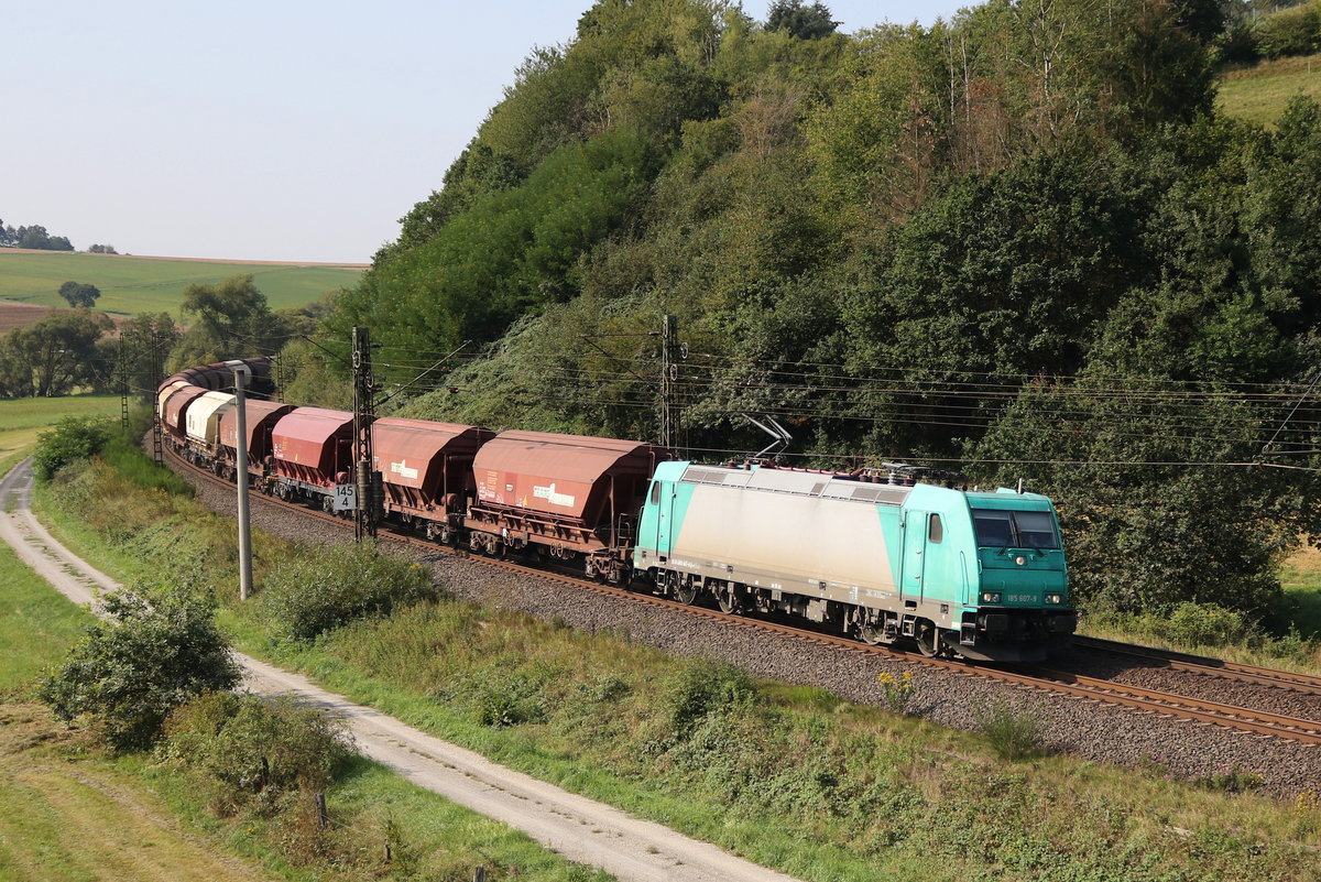 185 607 mit einem Schttgut-Wagenzug aus Fulda kommend am 27. August 2019 bei Hermannspiegel im Haunetal.