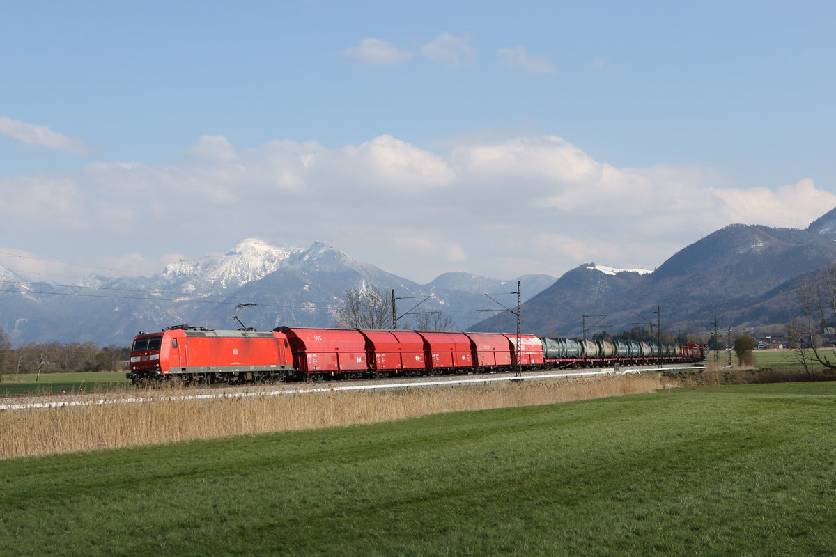 185 662 war am 16. April 2021 mit der  bergabe  von Freilassing nach Rosenheim unterwegs. Aufgenommen bei Bernau am Chiemsee.