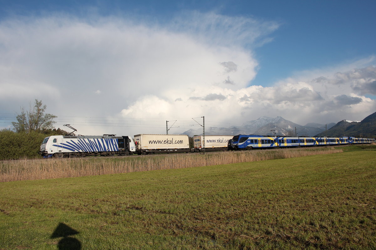 185 663-2 mit dem  Ekol -Zug aus Salzburg kommend begegnet am 27. April 2016 bei Weisham einem  Meridian-Zug .