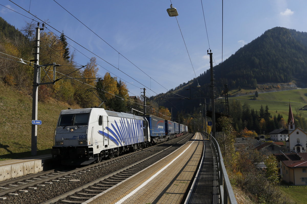 185 663 vom Brenner kommend am 16. Oktober 2018 in St. Jodok.