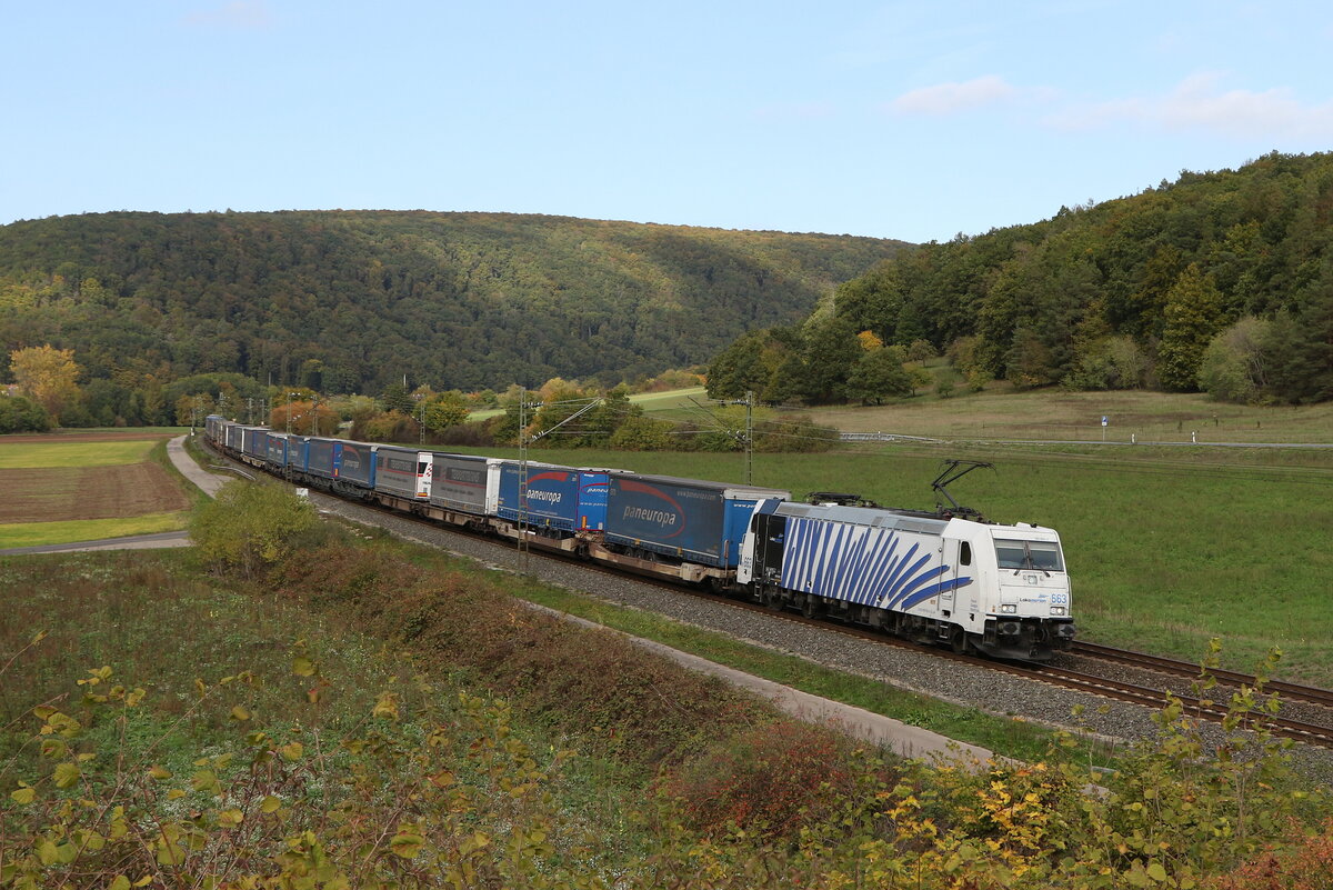 185 663 mit einem  KLV  aus Gemnden kommend am 10. Oktober 2022 bei Harrbach am Main.