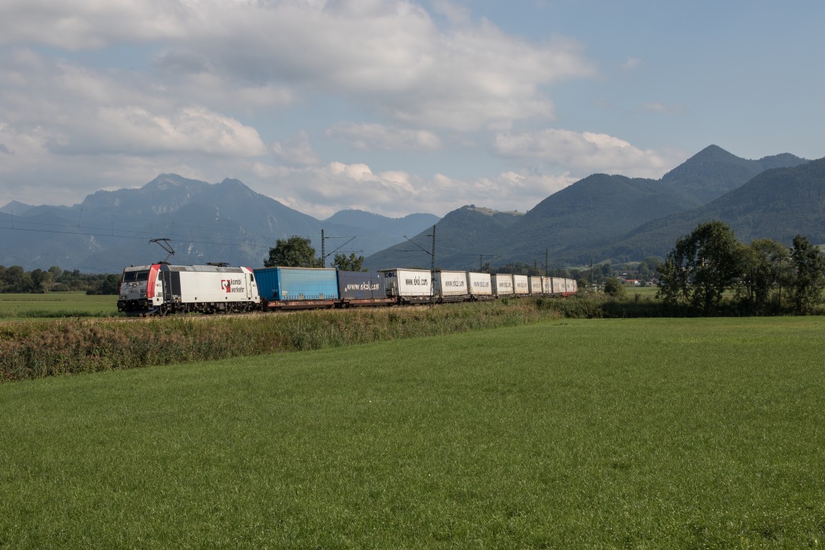 185 664 befrderte am 18. August 2015 bei Weisham den  EKOL-Zug  in Richtung Mnchen.