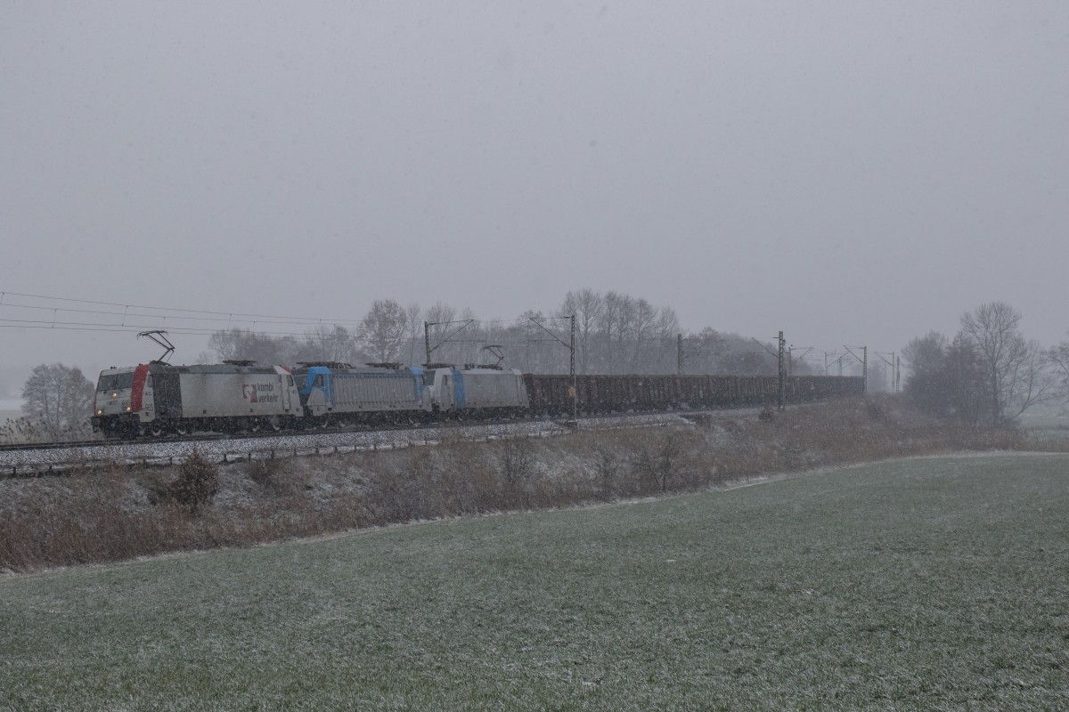 185 665-7, 187 003 und 186 437 am 28. November 2015 im dichten Schneetreiben bei Rann.