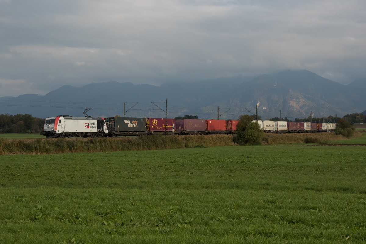 185 665 mit einem Containerzug am 9. Oktober 2015 bei Bernau am Chiemsee.