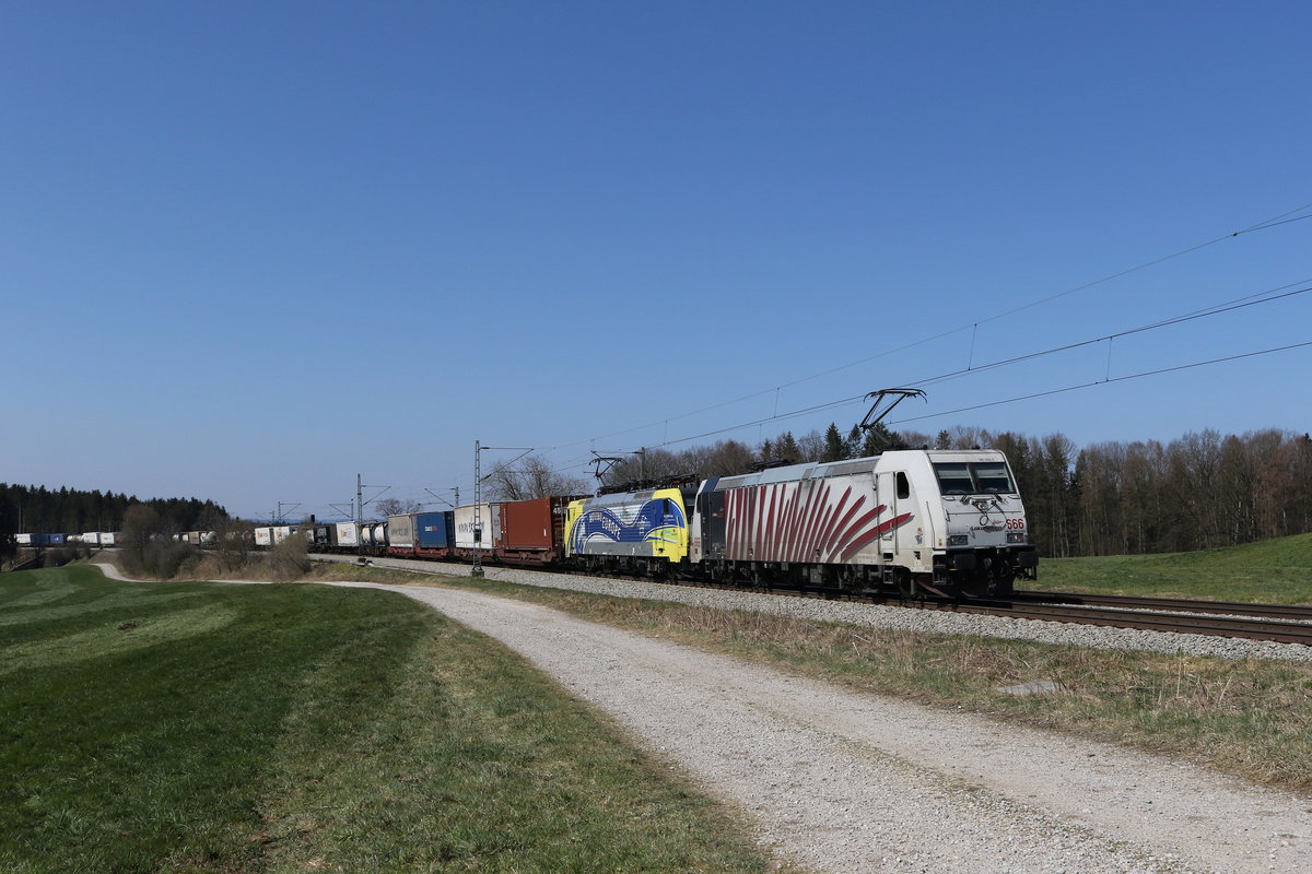 185 666 & 189 912  Moving Europe  aus Mnchen kommend am 2. April 2020 bei Grabensttt im Chiemgau.