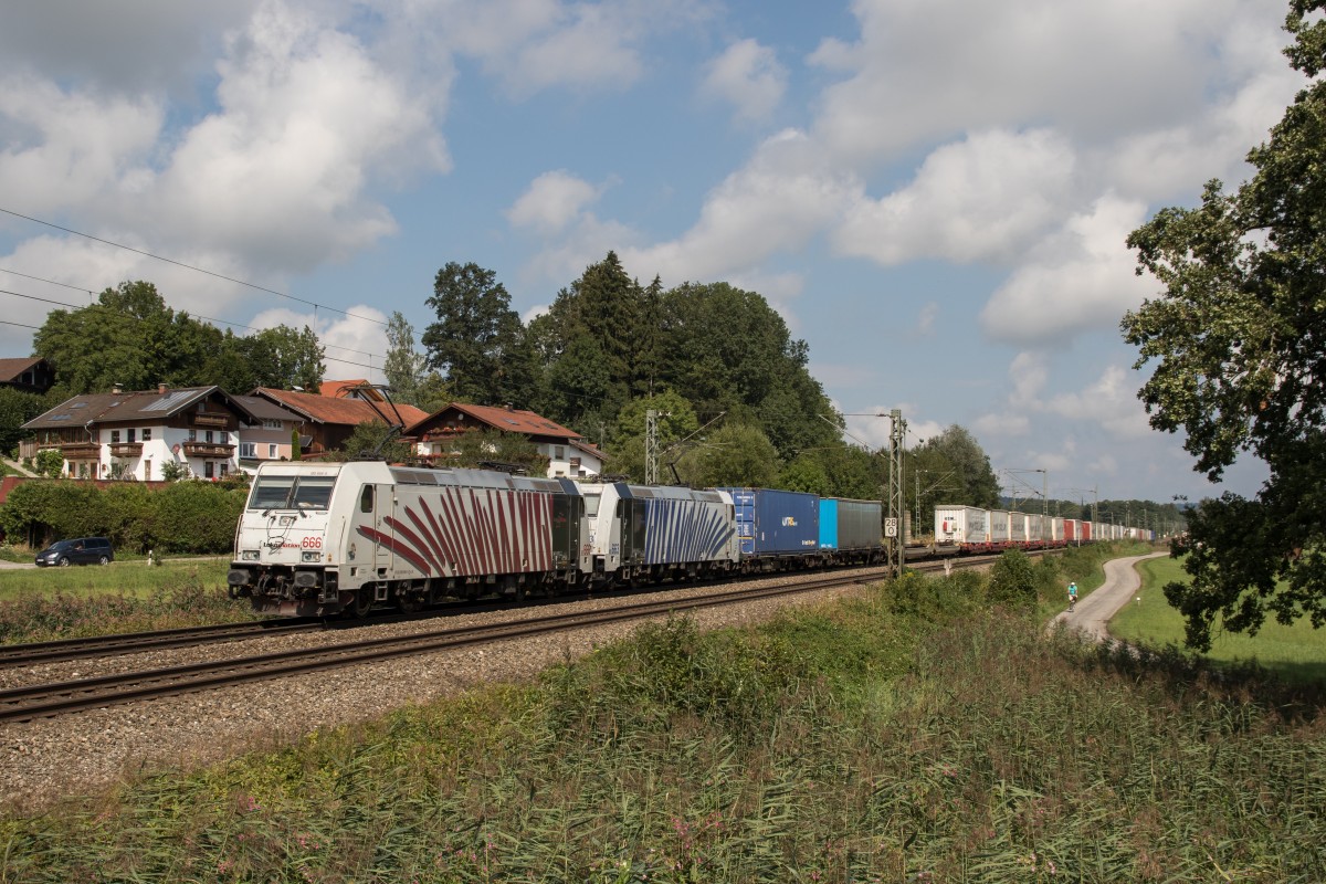 185 666 und 185 663 waren mit einem Containerzug am 18. August 2015 bei Weisham in Richtung Salzburg unterwegs.