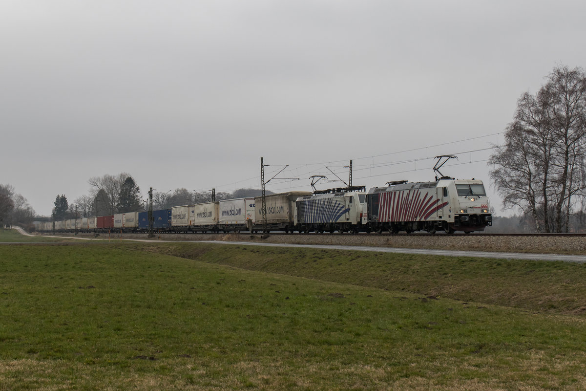 185 666 und 189 917 waren am 12. Mrz 2016 mit dem  Ekol -Zug bei bersee am Chiemsee in Richtung Salzburg unterwegs.