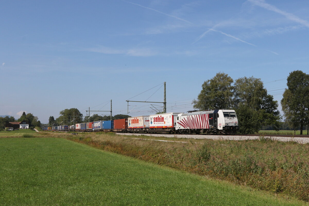 185 666 mit einem  KLV  aus Mnchen kommend am 30. August 2022 bei bersee am Chiemsee.