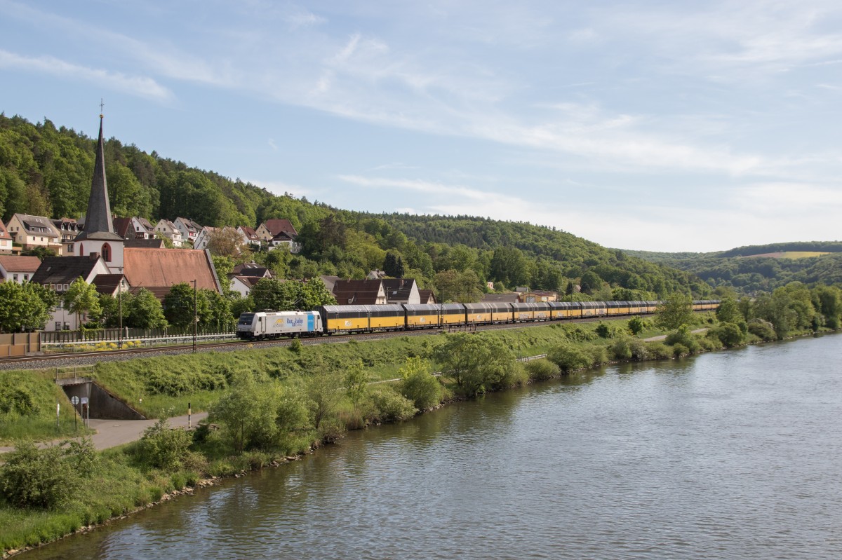 185 673-1 mit einem Autozug am 15. Mai 2015 bei Wernfeld am Main.