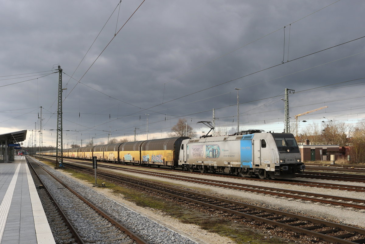 185 680 mit einem Autozug kurz vor der Ausfahrt aus dem Bahnhof von Landshut am 11. Januar 2020.