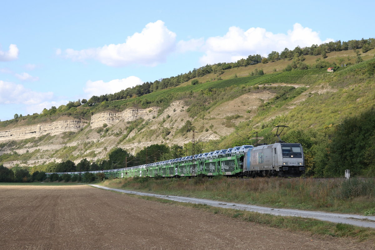 185 680 war am 2. September 2019 mit einem Autozug bei Thngersheim in Richtung Wrzburg unterwegs.