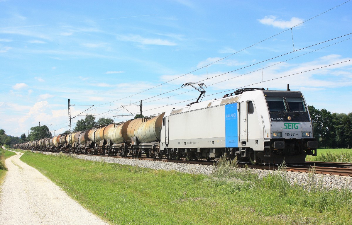 185 681-4 ist am 2. August 2014 bei Übersee in Richtung Salzburg unterwegs.