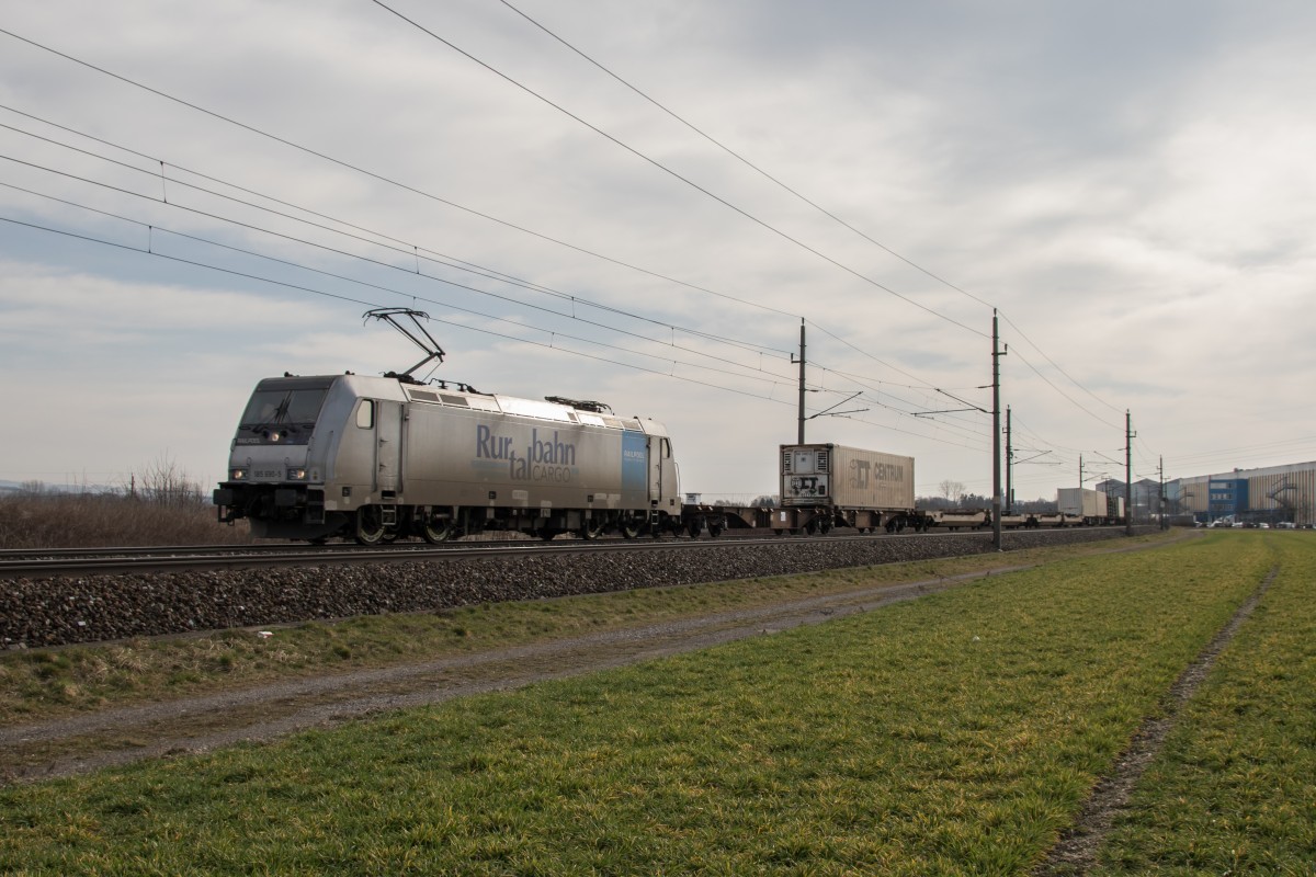 185 690-5 mit einem Containerzug am 17. Mrz 2015 bei Enns.