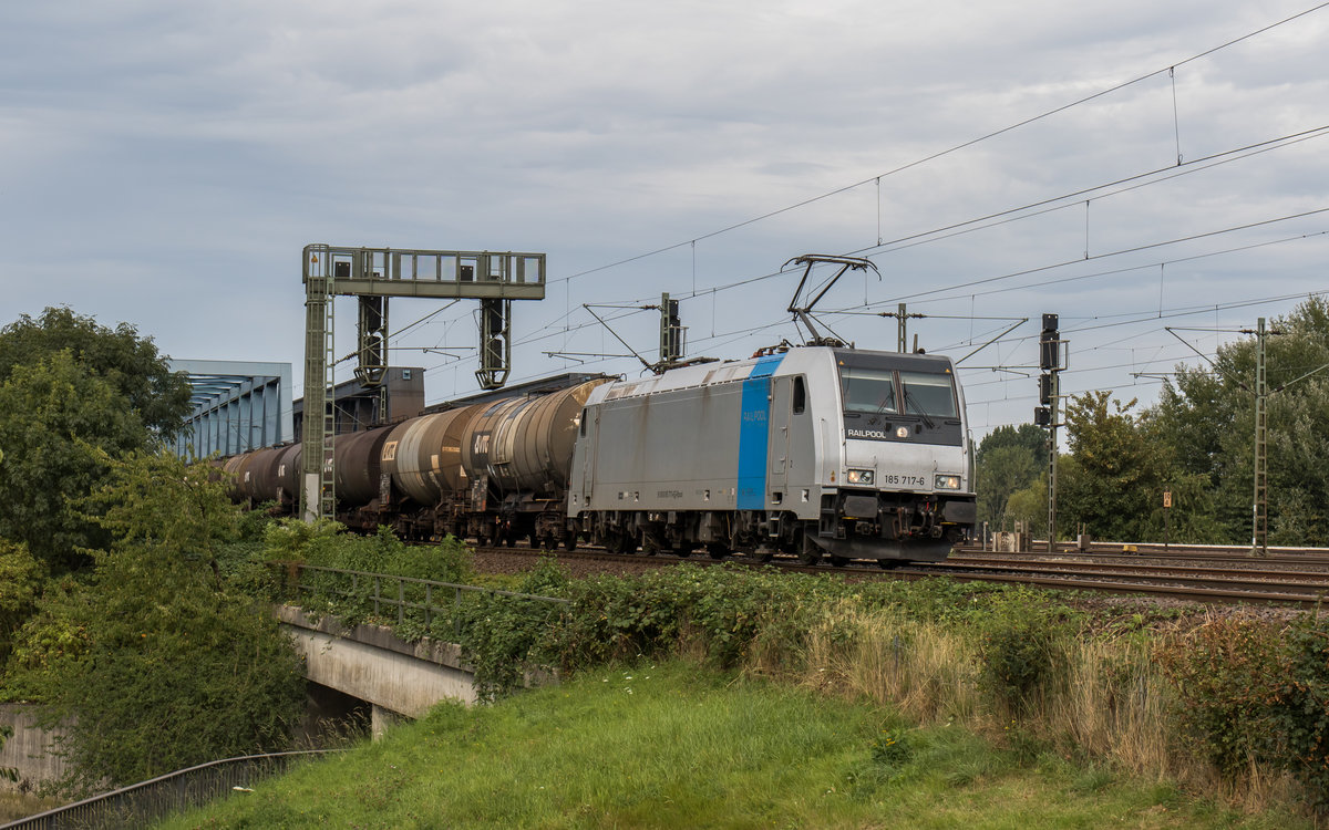 185 717-6 am 2. September 2016 mit einem Kesselwagenzug in Hamburg-Wilhelmsburg.