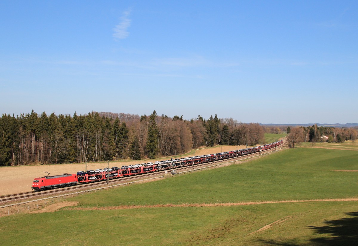 185 xxx mit einem Autozug von Salzburg kommend bei Wessen am 30. März 2014.