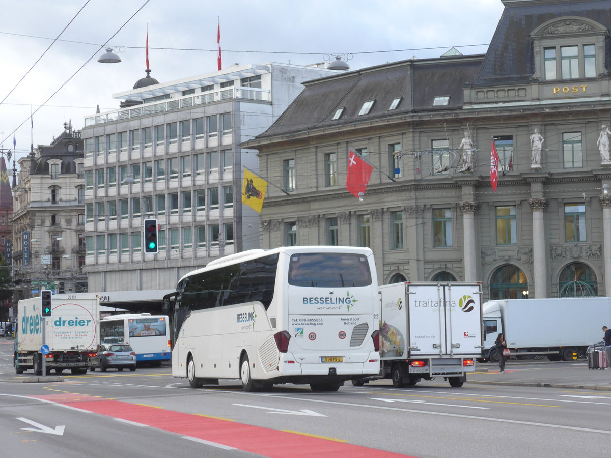 (185'114) - Aus Holland: Besseling, Amersfoort - Nr. 22/51-BFS-5 - Setra am 18. September 2017 in Luzern, Bahnhofbrcke