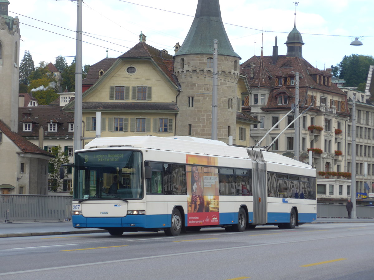 (185'116) - VBL Luzern - Nr. 207 - Hess/Hess Gelenktrolleybus am 18. September 2017 in Luzern, Bahnhofbrcke