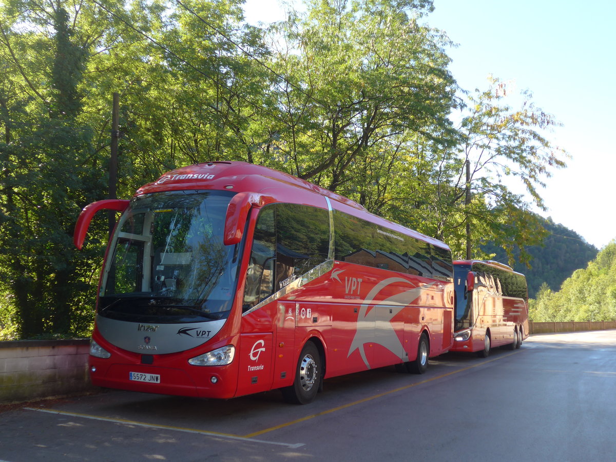 (185'226) - Transvia, Valencia - 5572 JNW - Scania/Irizar am 26. September 2017 beim Bahnhof Ribes de Freser