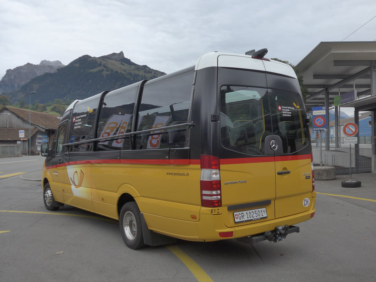 (185'749) - PostAuto Graubnden - GR 102'501 - Mercedes/Tomassini am 2. Oktober 2017 beim Bahnhof Reichenbach