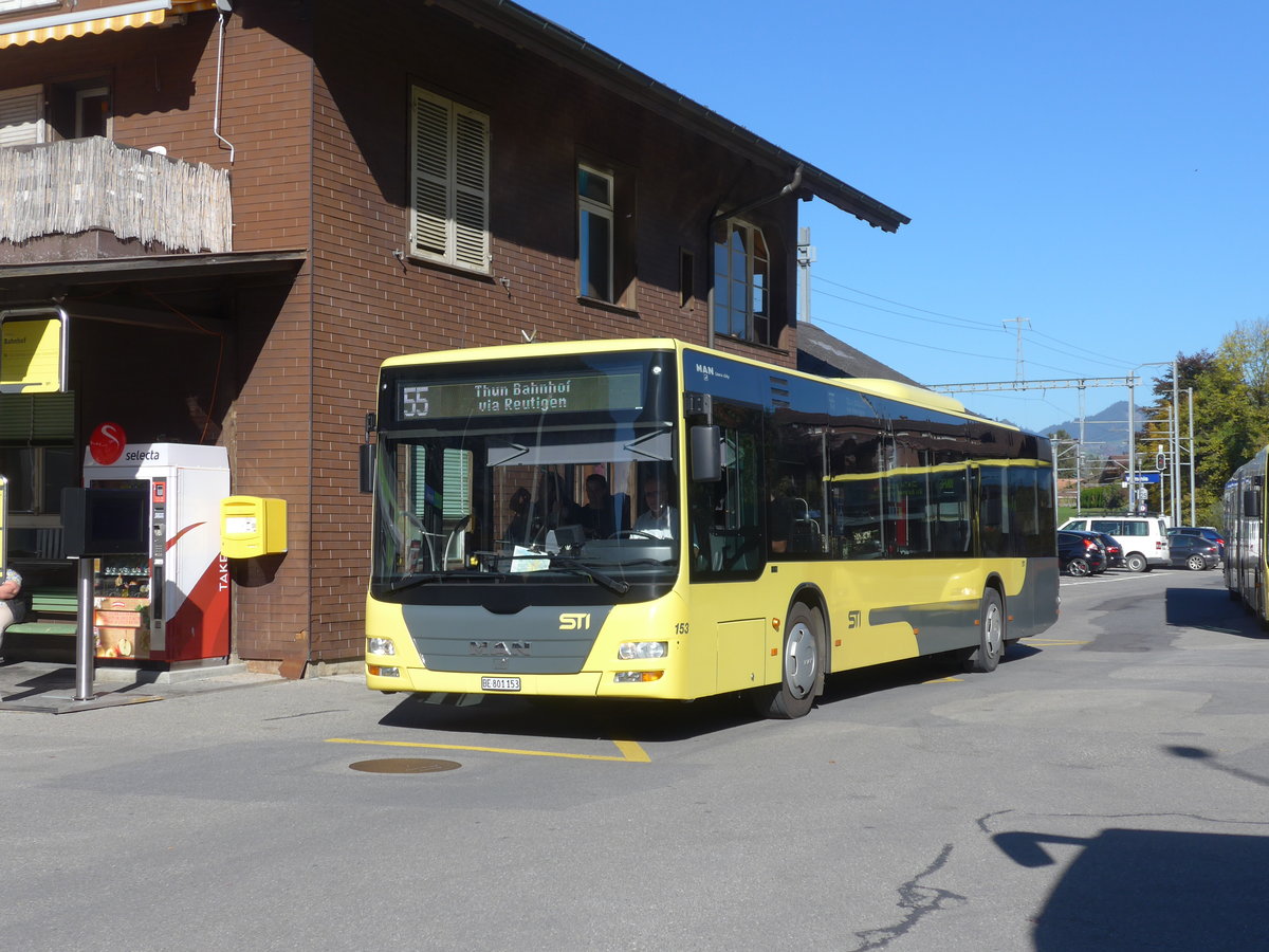 (185'908) - STI Thun - Nr. 153/BE 801'153 - MAN am 16. Oktober 2017 beim Bahnhof Wimmis