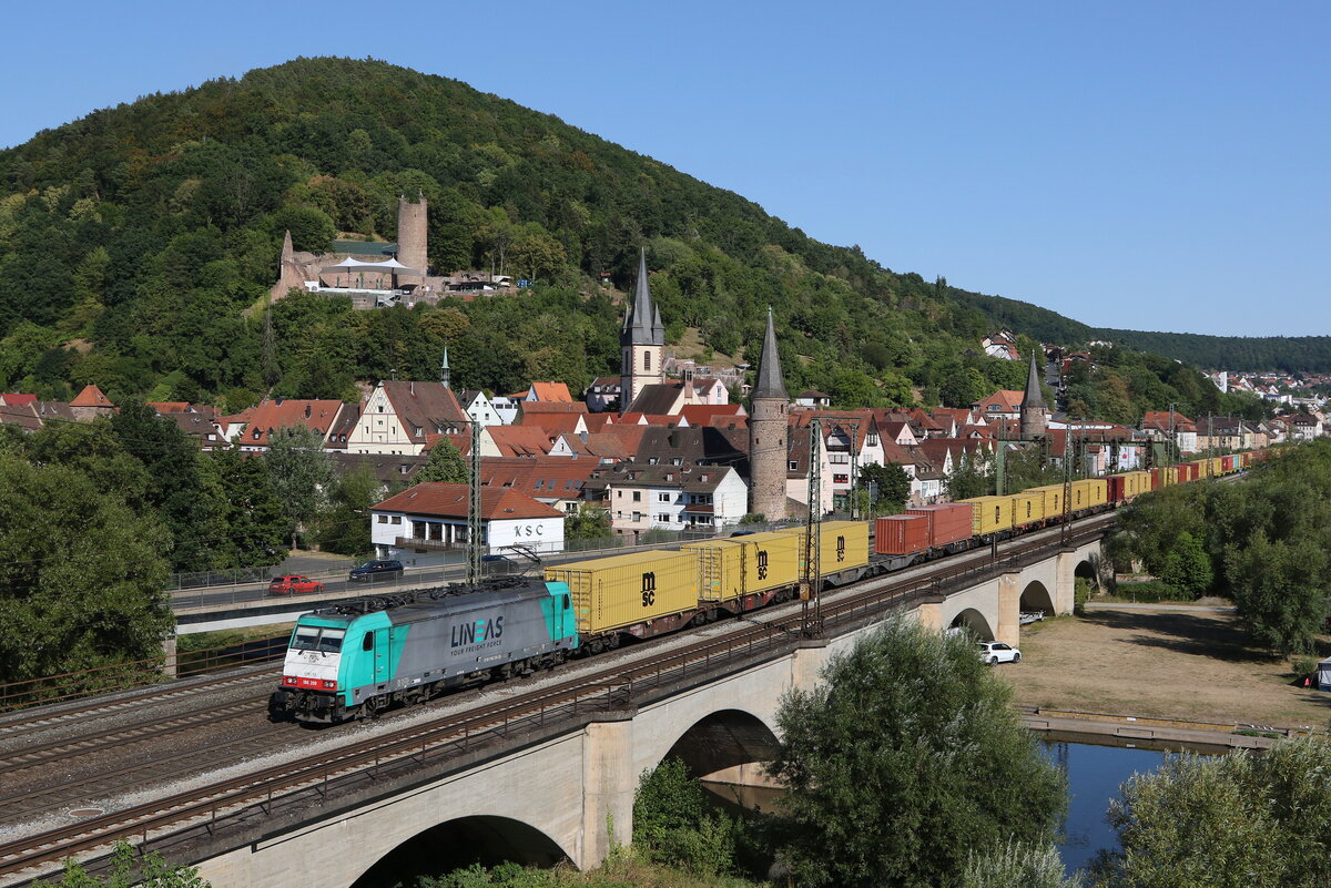 186 209 von  LINEAS  mit einem Containerzug bei der Ausfahrt aus Gemnden am 8. August 2022.