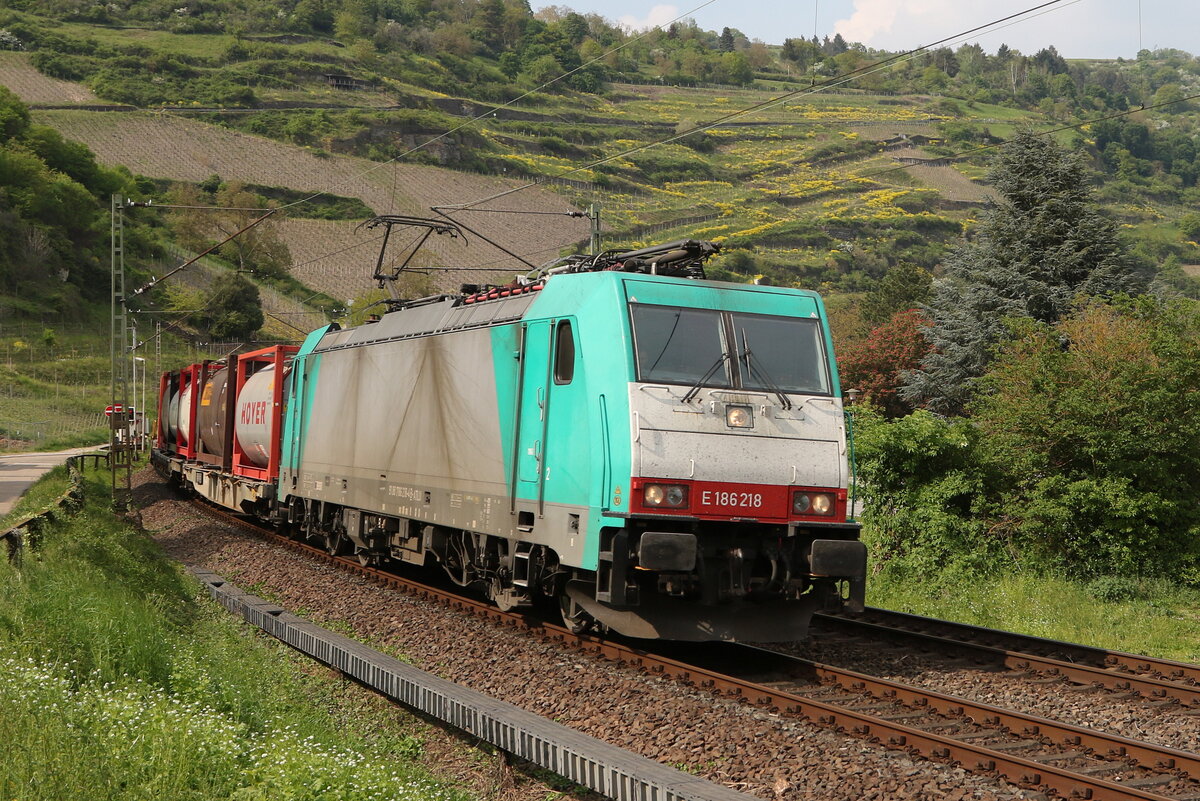 186 218 mit einem Containerzug am 4. Mai 2022 bei Oberwesel am Rhein.