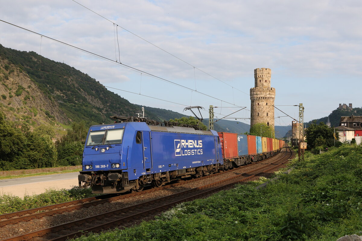 186 269 von  Rhenus Logistik  mit einem Containerzug am 22. Juli 2021 bei Oberwesel am Rhein.