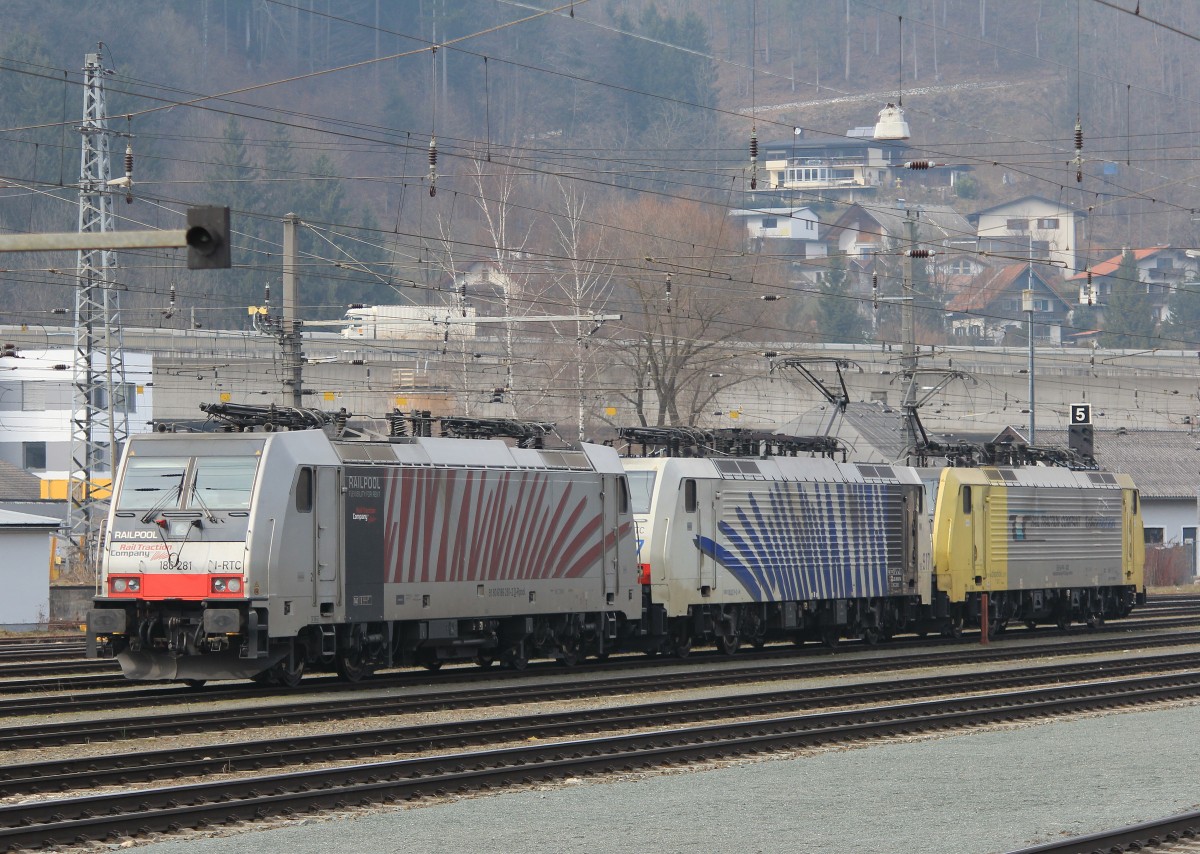 186 281-2, 189 917 und 189 902-0 am 29. Mrz 2013 im Bahnhof von Kufstein.