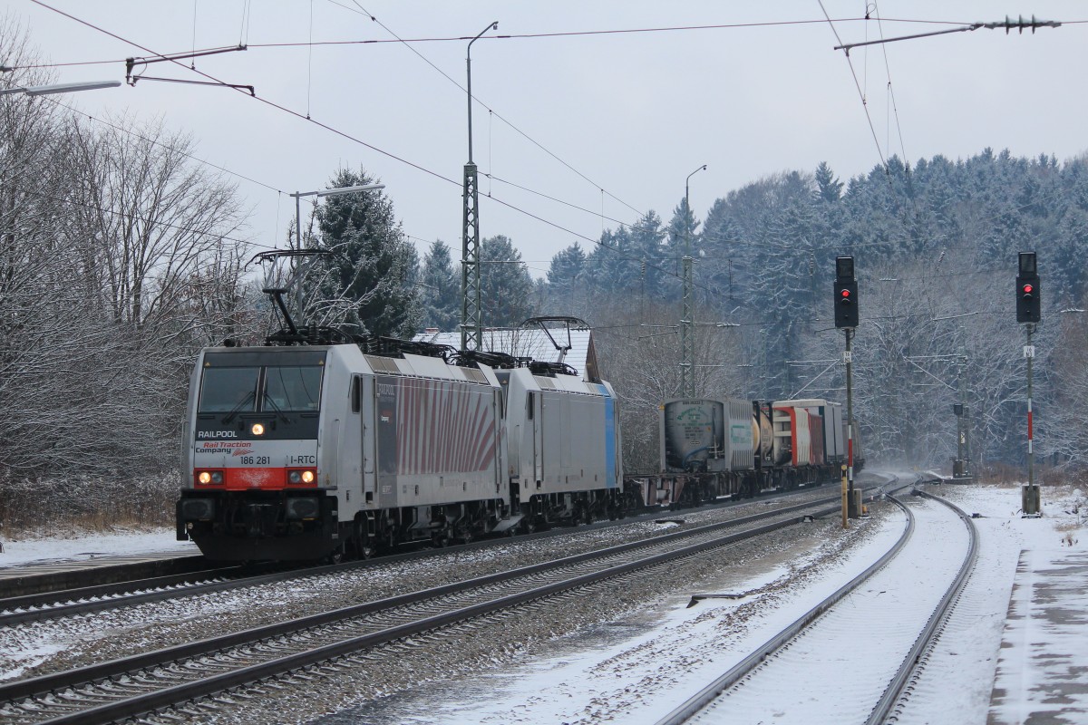 186 281-2 mit einem Containerzug am 12. Januar 2013 im Bahnhof von Assling.