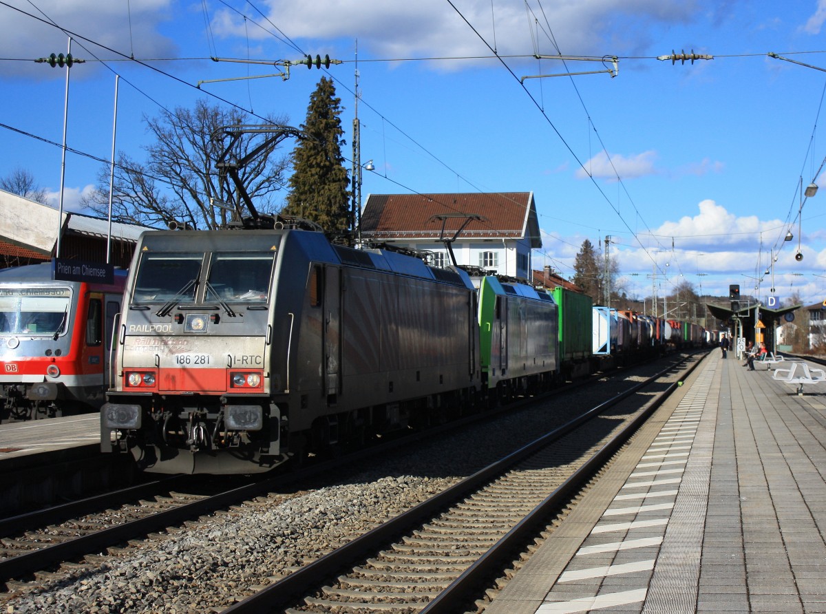 186 281-2 mit einem Containerzug am 14. Februar 2014 im Bahnhof von Prien am Chiemsee.