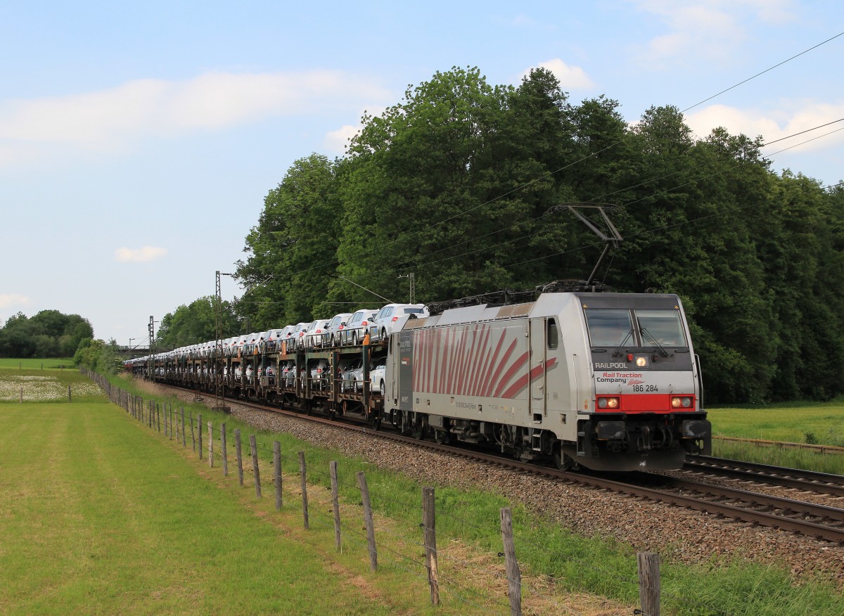 186 284 ist am 24. Mai 2014 mit einem Autozug bei Vogl in Richtung Rosenheim unterwegs.