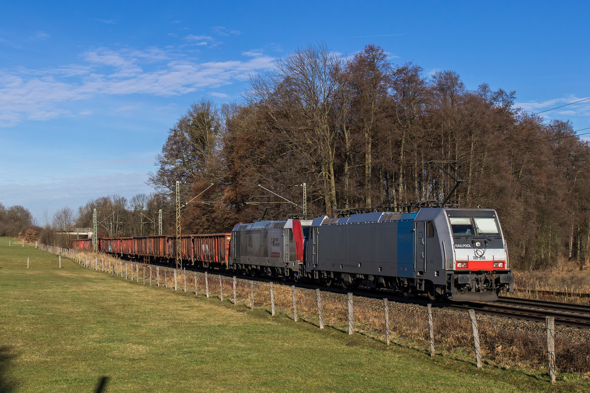 186 286 und 185 664 waren am 13. Dezember 2016 bei Vogl in Richtung Salzburg unterwegs.