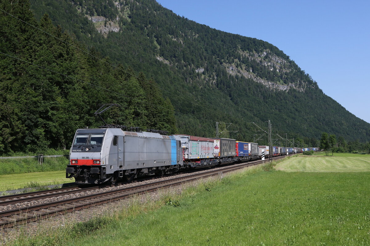 186 286 von  RAILPOOL  mit einem  KLV  aus Mnchen kommend am 14. Juni 2023 bei Niederaudorf.