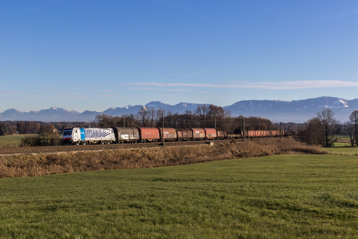 186 287 mit einem gemischten Gterzug am 13. Dezember 2016 bei Rann.