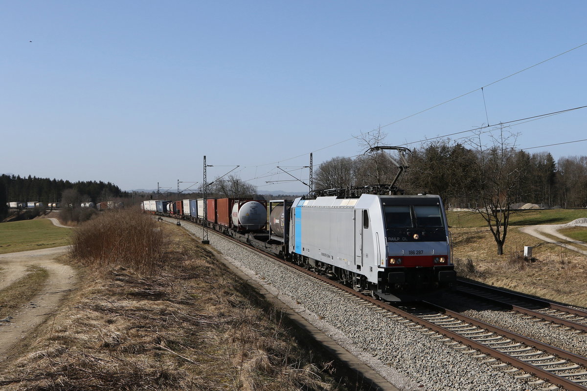 186 287 mit einem  KLV  aus Mnchen kommend am 25. Februar 2021 bei Grabensttt im Chiemgau.