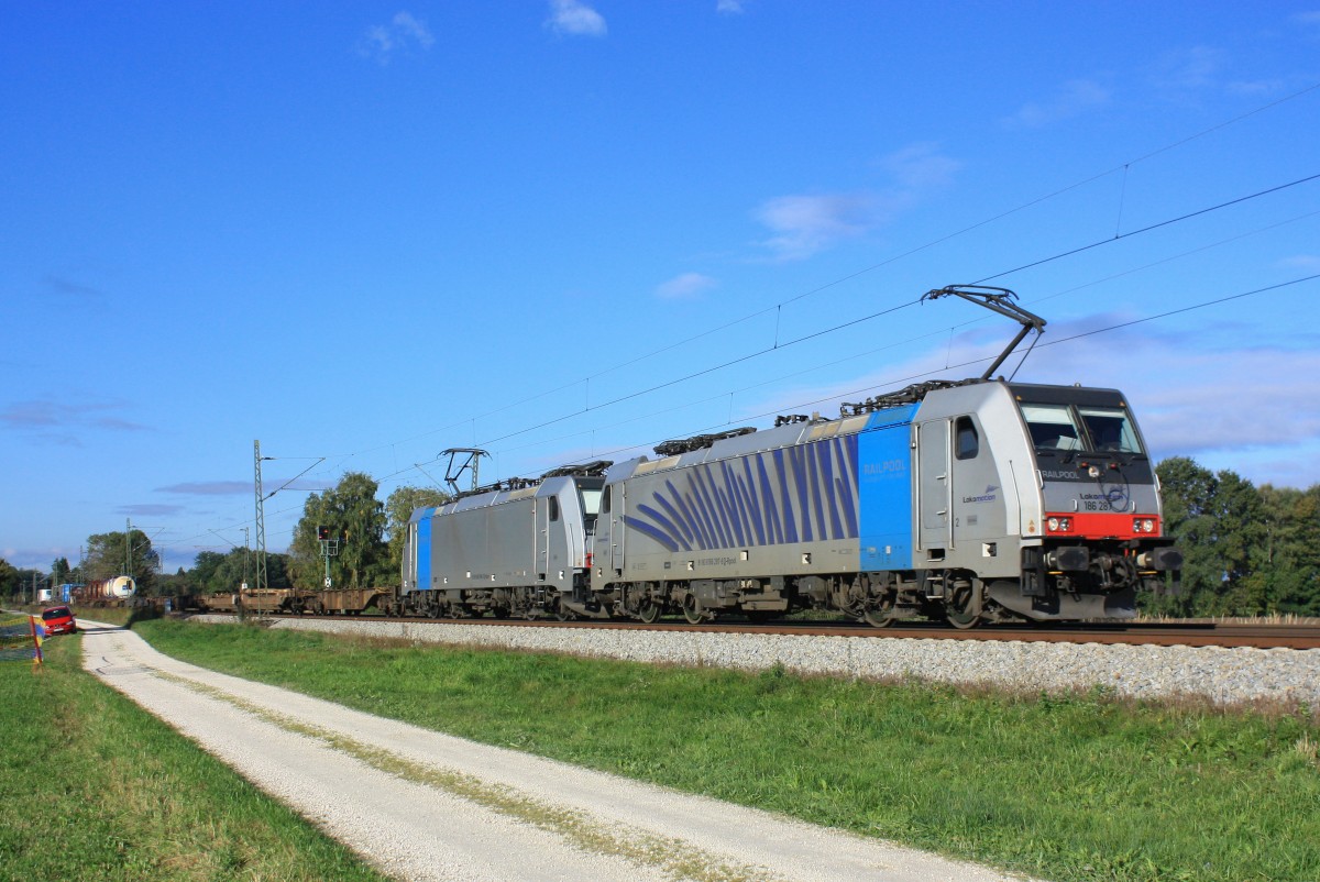 186 287 zog am 13. Oktober 2013 einen Gterzug in Richtung Salzburg. Das Foto entstand bei bersee am Chiemsee.