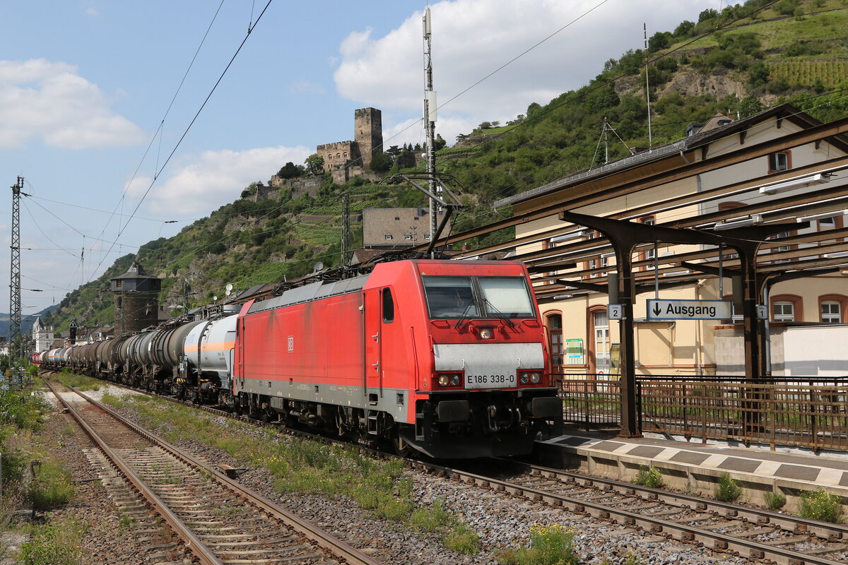 186 338 mit einem Kesselwagenzug am 22. Juli 2021 in Kaub am Rhein.